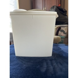 Tupperware Cereal Keeper ( 2QT)  W/ Flip Lid 